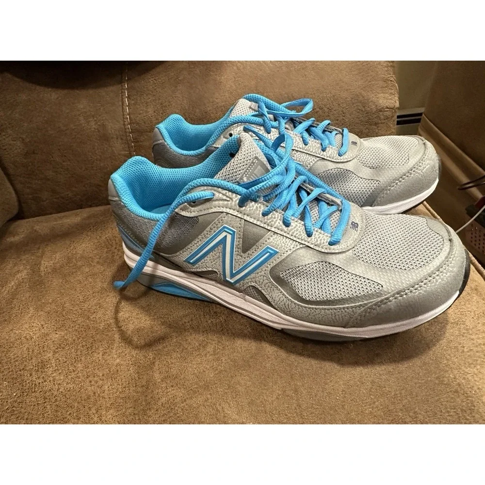 New Balance Women Sneaker Size 9.5 1540v3